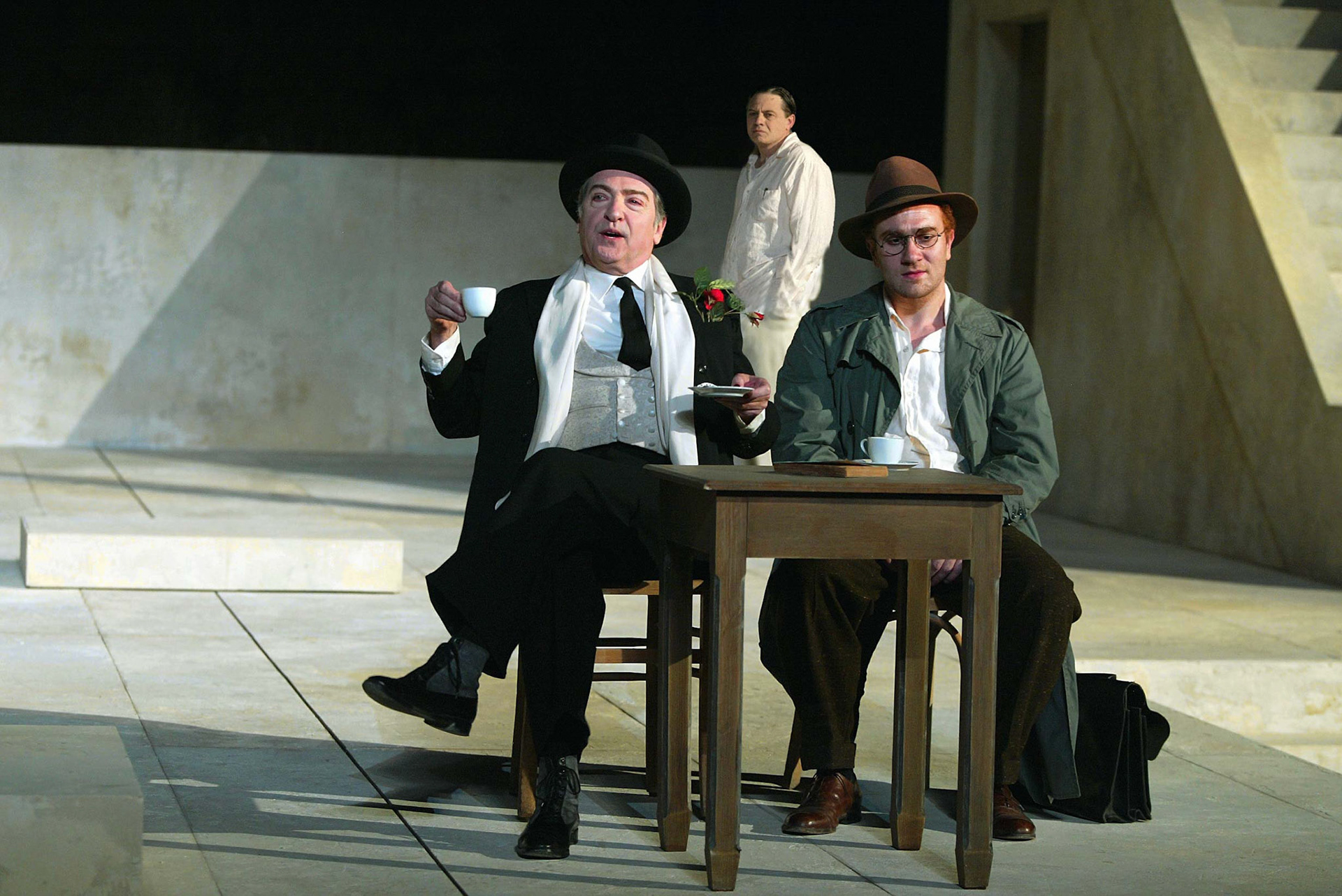VIC02071001 © P. VICTOR/MAXPPP 10/07/2002 AVIGNON FRANCELE QUATUOR D'ALESXANDRIE, d'apres le roman de Lawrence DURRELL mise en scene de Stuart SEIDE, a la carriere BOULBON, au festival d'Avignon du 11 au 21 juillet 2002..Avec: Michael ABITEBOUL, Emmanuel BAILLOT, Michel BOMPOIL, Anne CAILLERE, Eric CHALLIER, Olivier CRUVEILLER, Olivier DAUTREY, Roland DEPAUW, Helene LAUSSEUR, Valerie LEMAITRE, Laurence MASLIAH, Pierre-Henri PUENTE, Alain RIMOUX, Luc TARTAR
