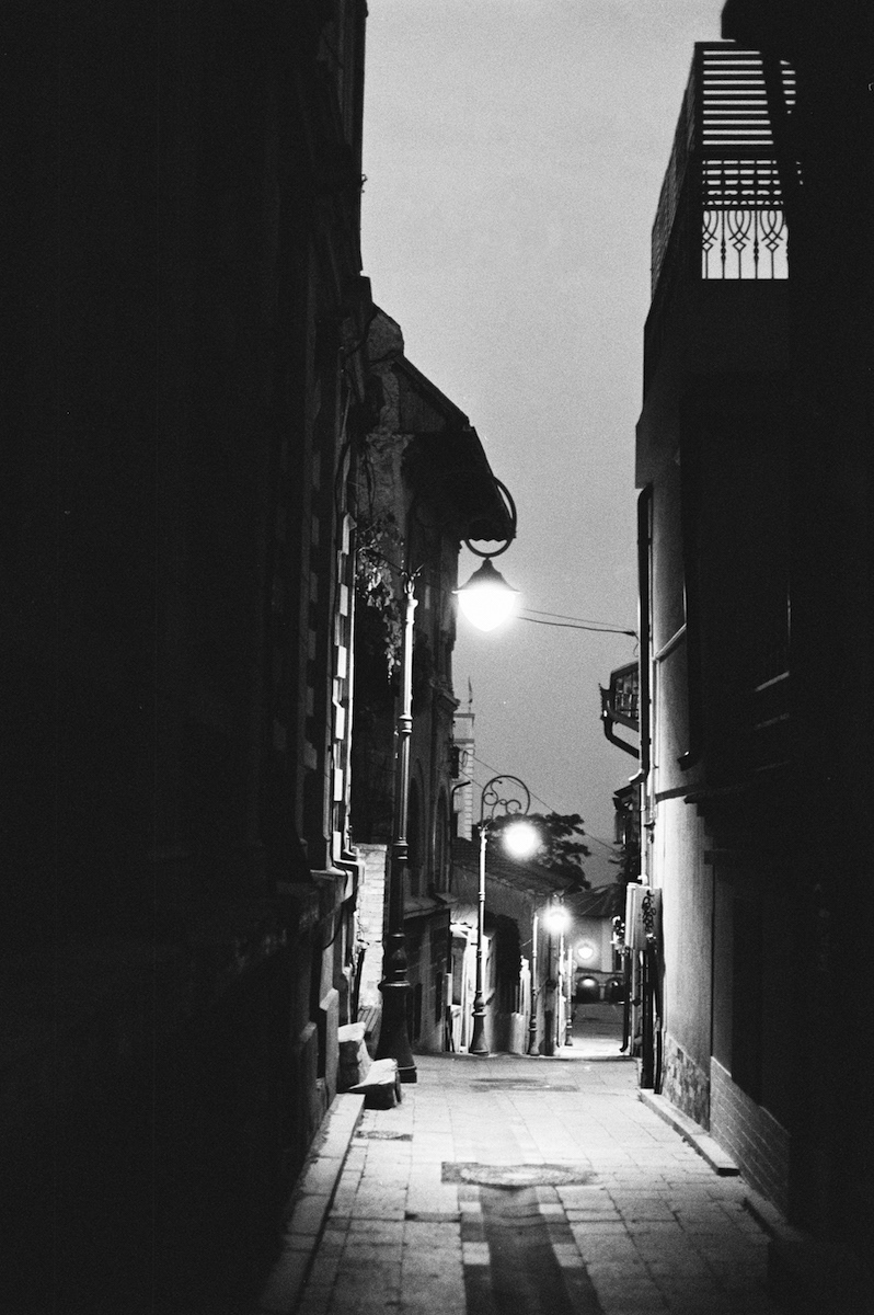 imagine nocturn cu strada Vantului din Centru Vechi, Constanta, fotograf Tiberiu Raducu