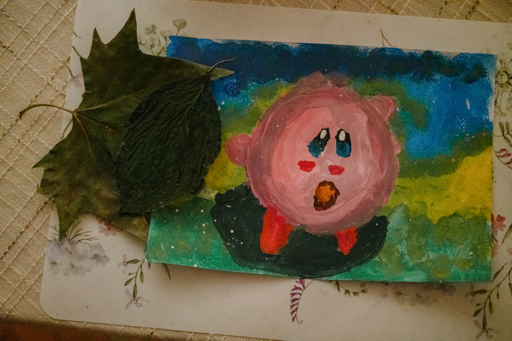 Kinderzeichnung eines rosa Wesens mit Blättern, von Oxana Guryanova., berlin