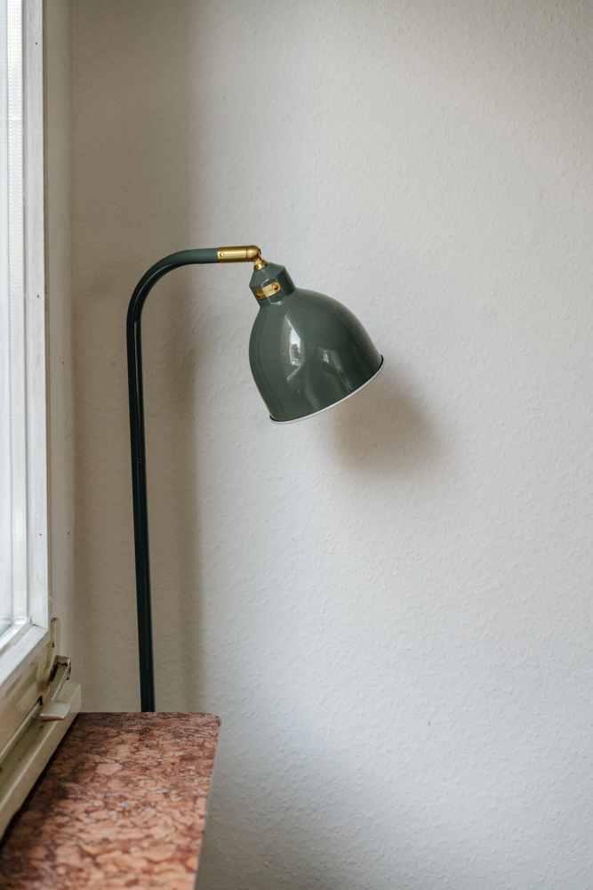 Grüne Lampe auf Fensterbank, Interieur-Detail von Dokumentarfotografin Oxana Guryanova.
