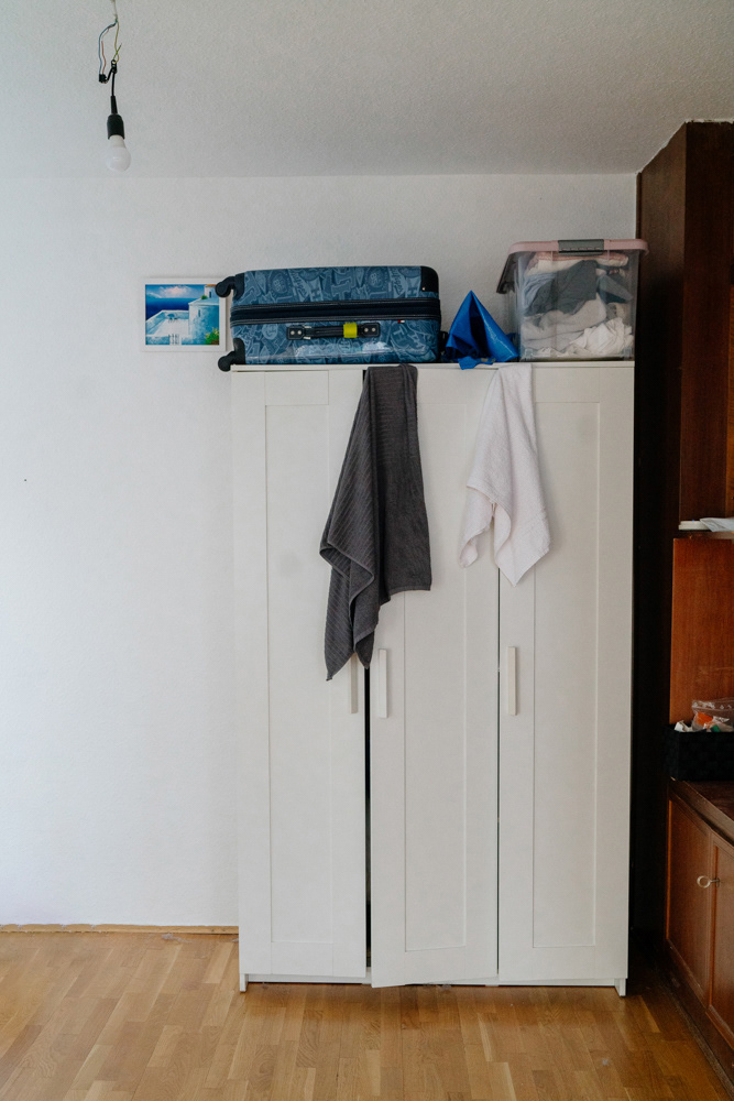 Weißer Schrank mit Koffern von Oxana Guryanova