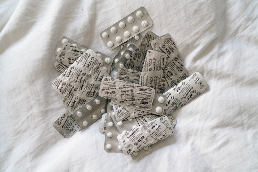 Tablettenblister auf weißem Laken, Detail aus Displaced von Porträtfotografin Oxana Guryanova.