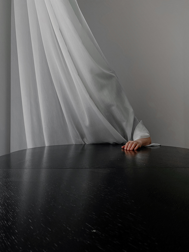 Eine Hand, die unter einem fließenden Vorhang von Oxana Guryanova