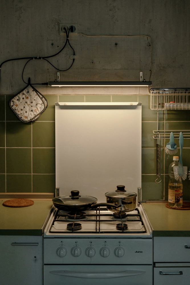 Küchenherd mit Töpfen, Alltagsszene von Porträtfotografin Oxana Guryanova., berlin