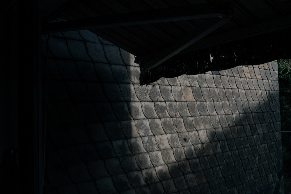 Dunkles Schieferdach mit Schatten im Displaced-Projekt von Oxana Guryanova