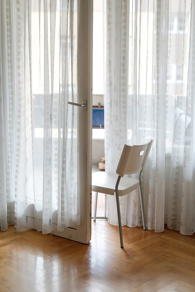 Offene Tür mit Stuhl und Vorhängen im Displaced-Projekt von Oxana Guryanova