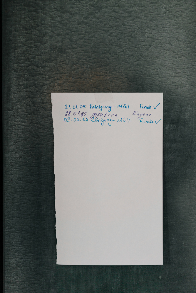 Handgeschriebene Notiz an dunkler Wand, Detail aus Displaced von Oxana Guryanova, Köln