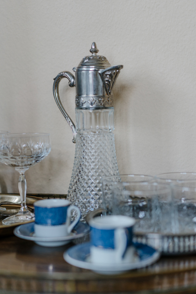 Kristallkaraffe und Tassen, Symbol für verlorene Heimat von Oxana Guryanova