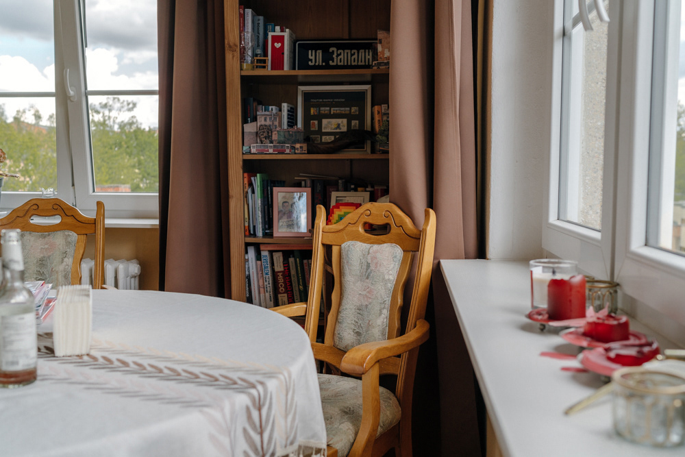 Gemütliches Esszimmer mit Bücherregal und Stuhl von Oxana Guryanova