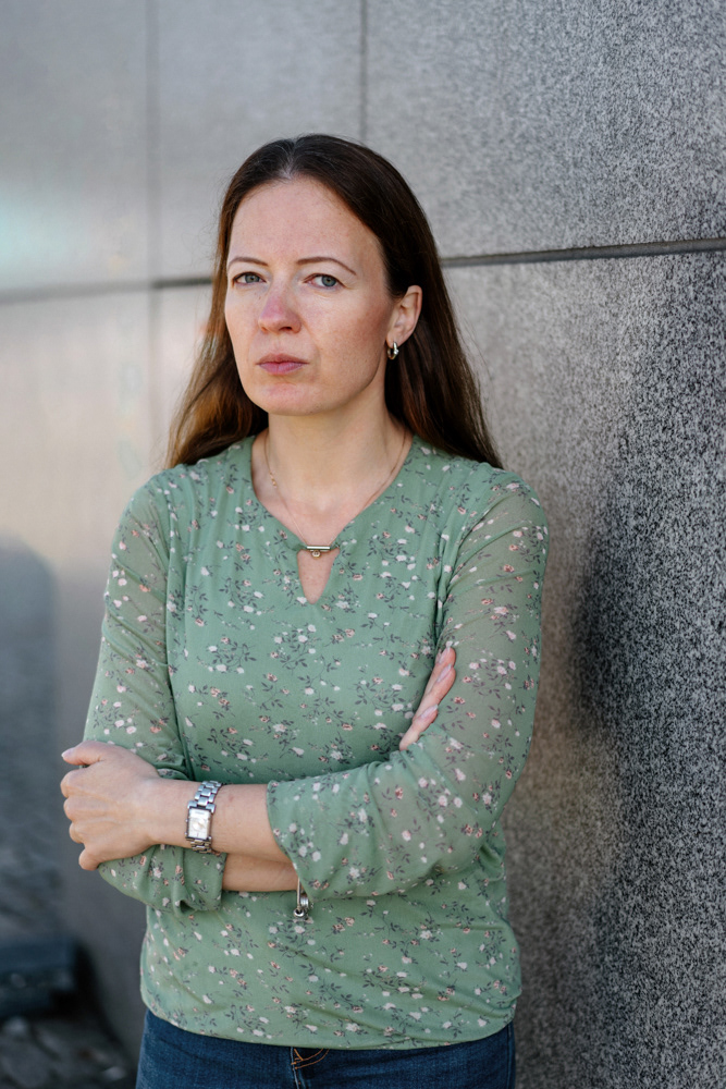 Frau im grünen Hemd mit verschränkten Armen, Porträt von Oxana Guryanova., berlin