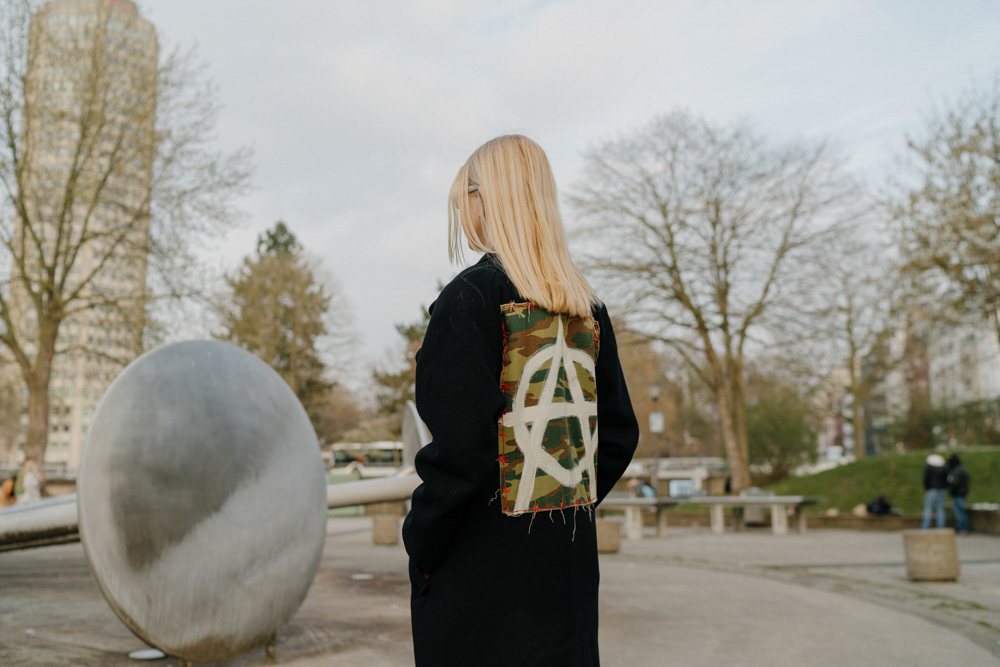 Person mit Anarchy-Patch im Park im Displaced-Projekt von Dokumentarfotografin Oxana Guryanova