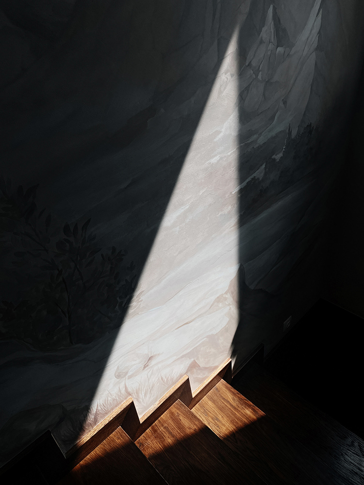 Ein Lichtdreieck auf Holzstufen, Licht- und Schattenspiel, Oxana Guryanova