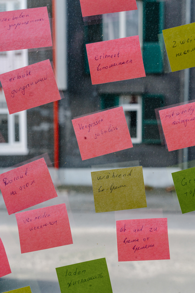 Klebezettel mit deutschen Wörtern am Fenster, von Oxana Guryanova.
