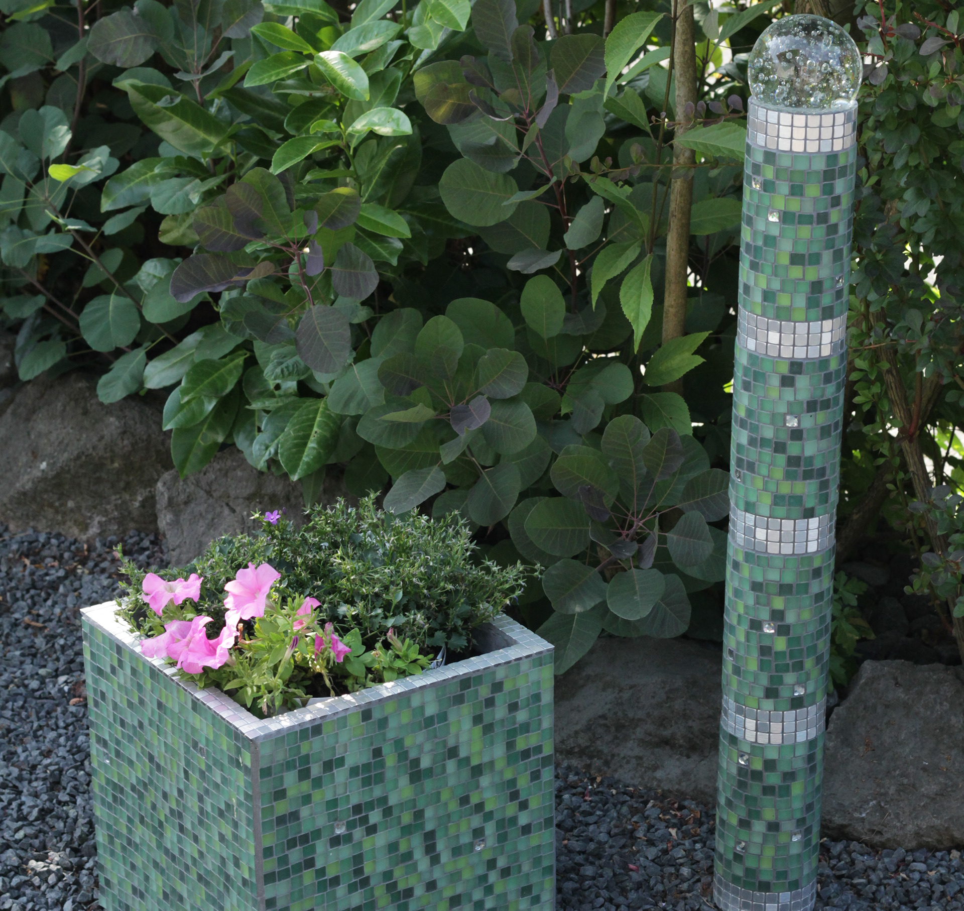 Stele und Blumenkübel** by The Art of Mindset