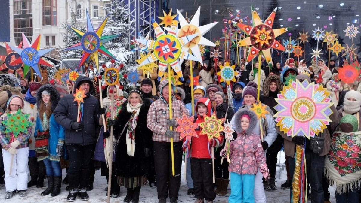 The stars in the center of the sunflowers are reminiscent of the stars people hold for колядка, the Ukrainian tradition of caroling during the Christmas season:.