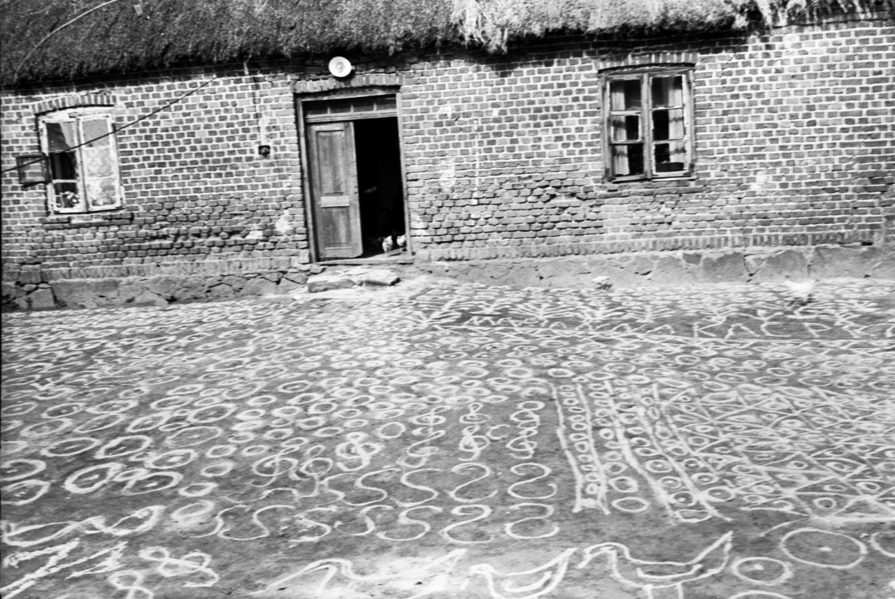 "Sypanie piaskiem," or the pouring of sand, is a part of the intangible cultural heritage of rural Central Poland. Patterns drawn on the ground in houses, thresholds, pathways, and courtyards brought protection and luck to families and community.