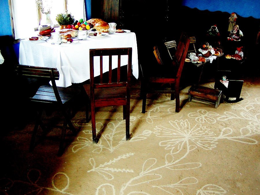 A photo of how Polish sand drawing (sypanie piaskiem) was traditionally used to decorate earthen floors; photo from the Ethnography Museum of Mazovian Countryside in Sierpc.