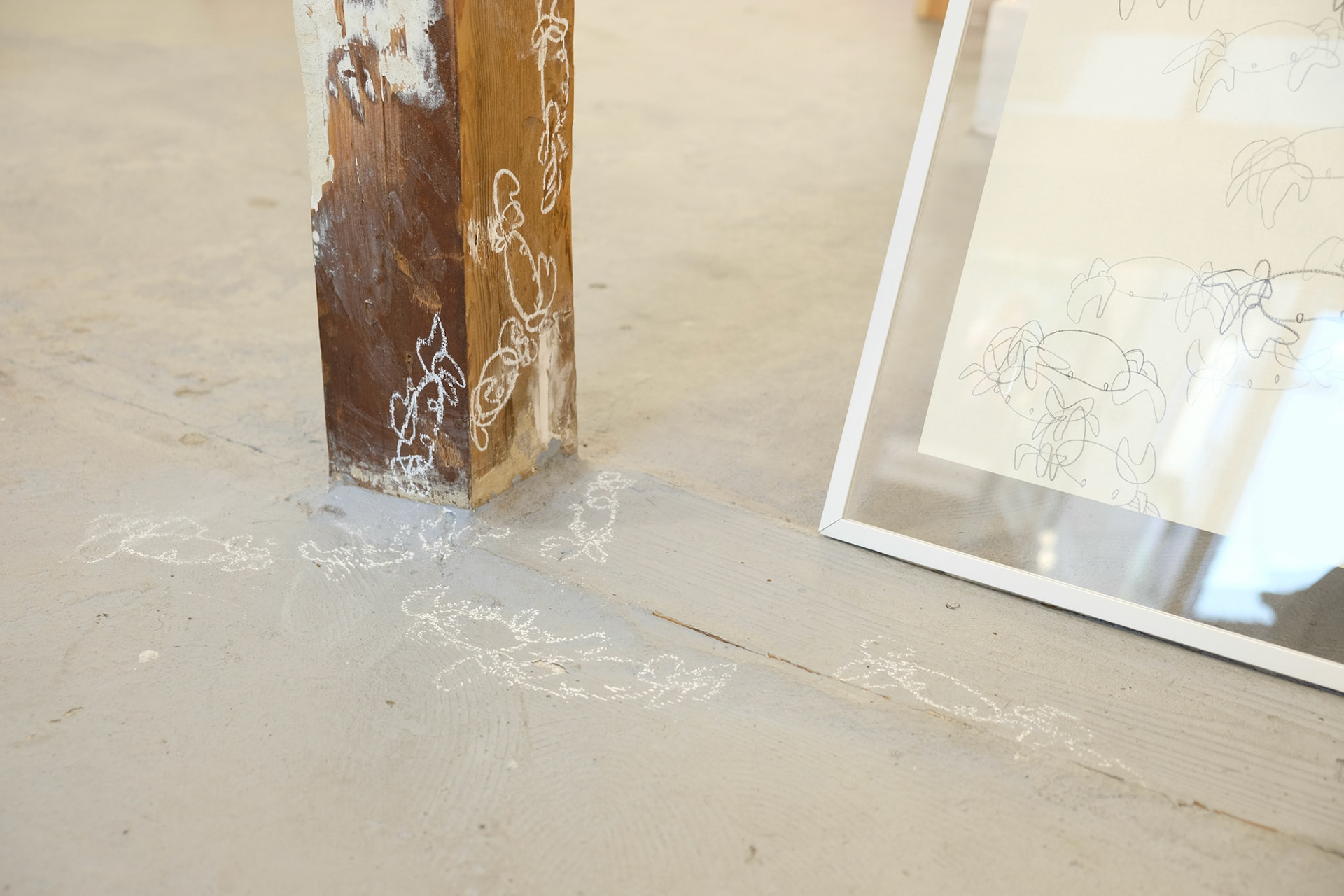柱や壁にも描画し、作品と関係し合っている