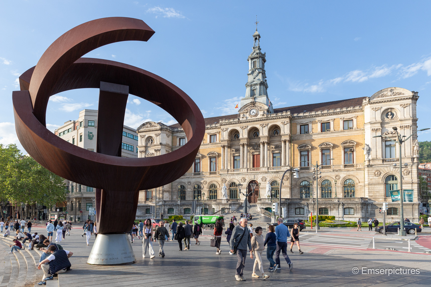 Rathaus von Bilbao und Skulptur des Bildhauers Jorge Oteiza