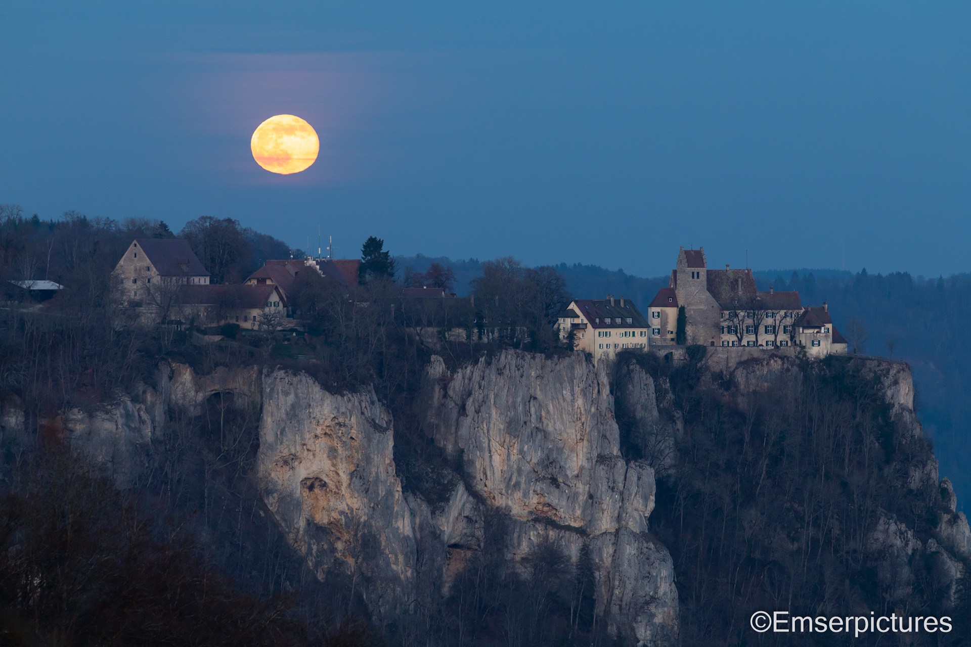 Vollmond über Schloss Warenwag (Donautal, D)