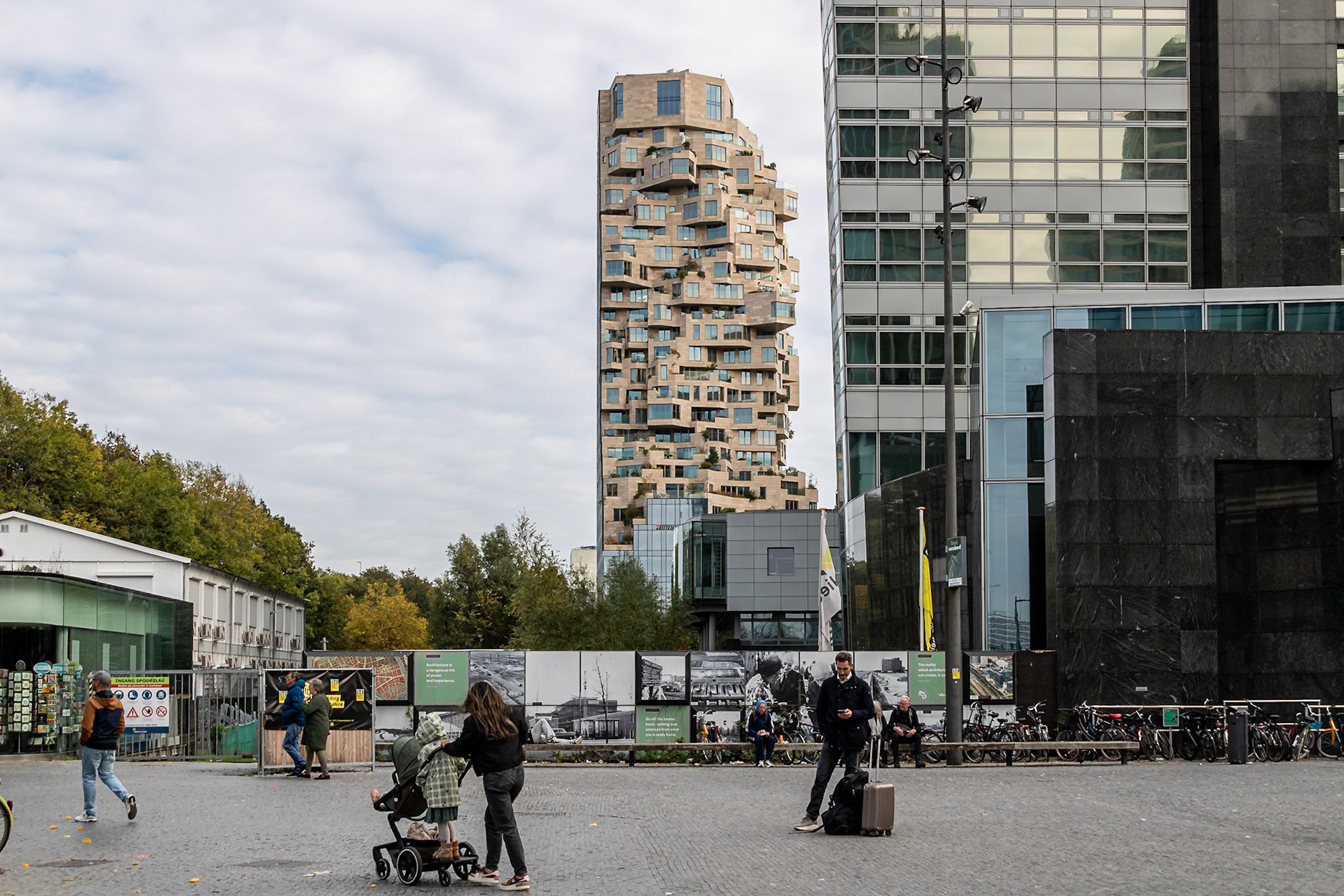 Past choices do not always contribute to a safe, healthy living environment. Ultra-compact development, limited green space, extensive paving, and infrastructure designed for heavy traffic flows characterize today’s Zuidas.