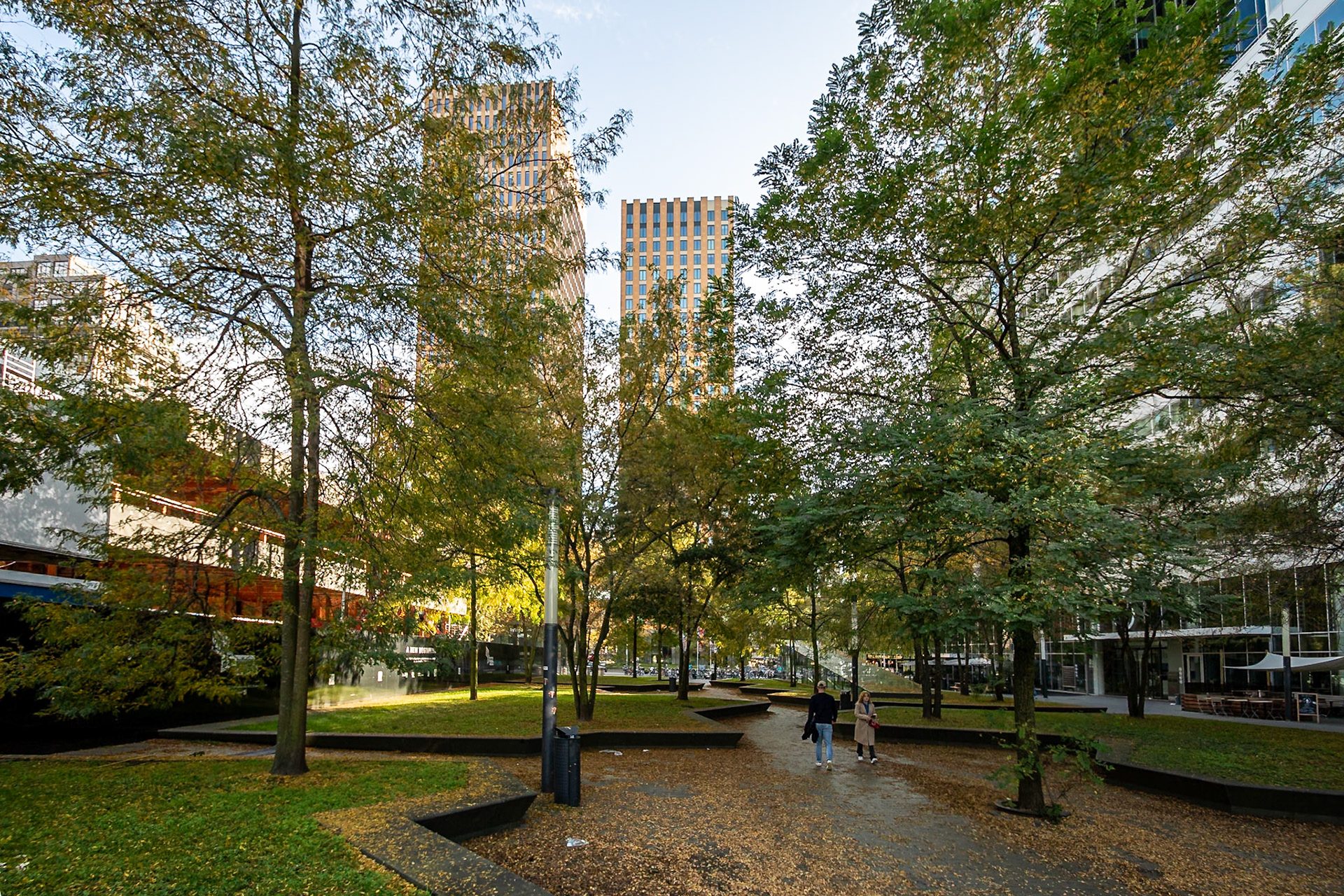 Trees on Gustav Mahlerplein contribute to the municipal goal of creating cool spots in the city.