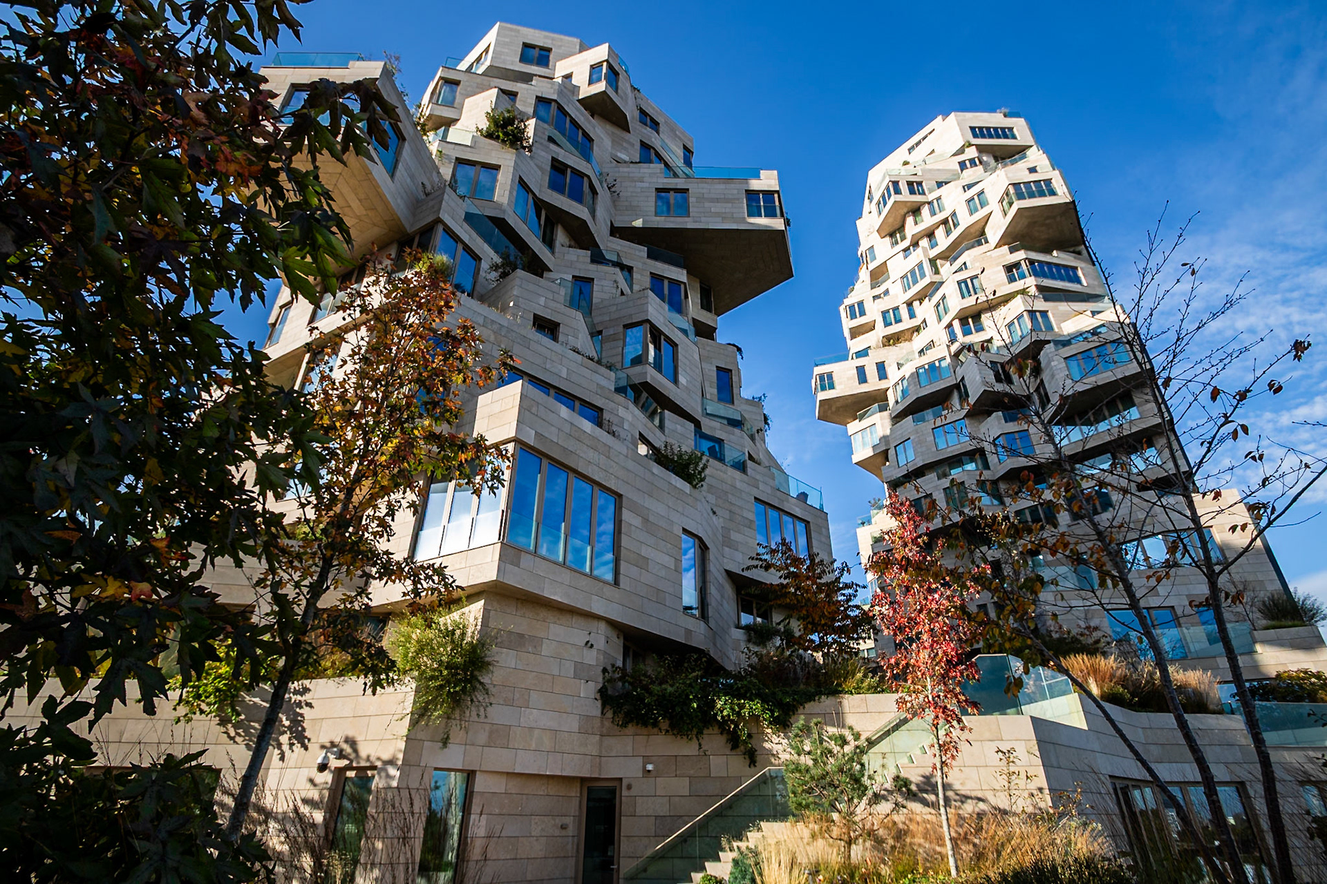Trees on the fourth and fifth floors of Valley (MDRDV, 2022). Architect Winy Maas collaborated with landscape architect Piet Oudolf on the planting scheme. The most suitable plants were selected for each location, taking into account wind, sunlight, temperature, and maintenance. The complex incorporates 271 young trees and shrubs, along with 13,500 smaller plants. In total, Valley accommodates 220 plant species.