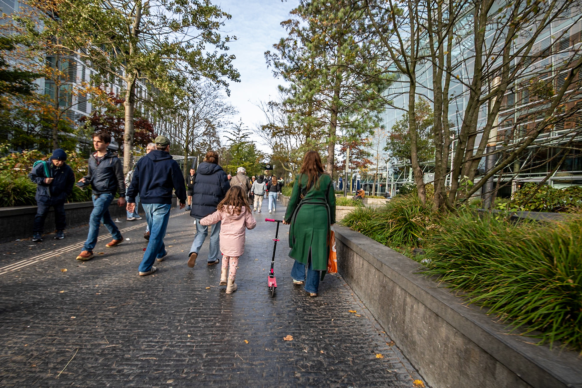 ‘Amsterdam has various policies addressing greenery, quantities, and distances. The 30% rule is not yet official policy, but we are certainly considering it. In addition, we factor in the distance to a cool spot and apply reference standards for greenery in area development.’ Geertje Wijten – Strategic Advisor, Spatial Planning and Sustainability, City of Amsterdam