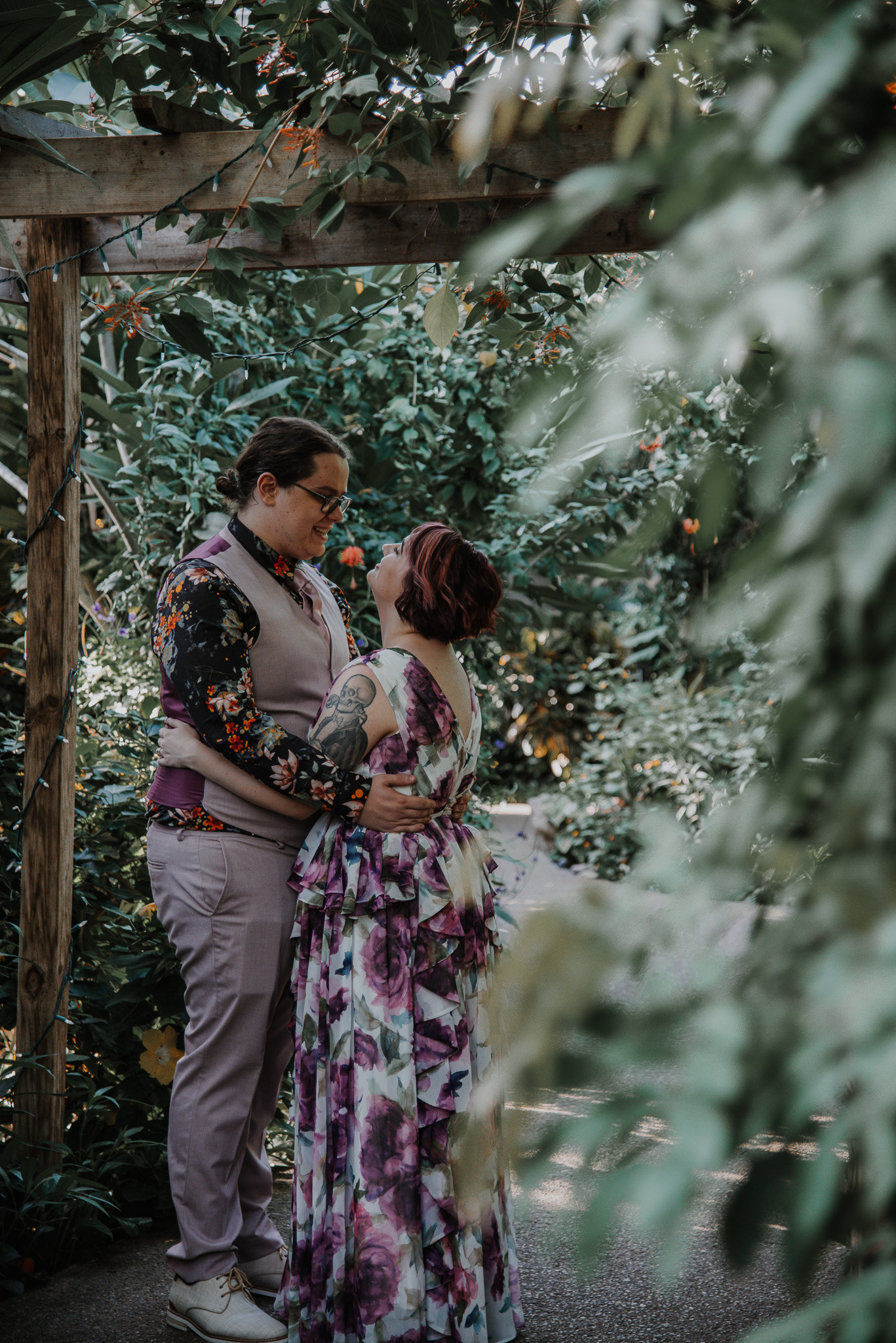 S & B under an arch.