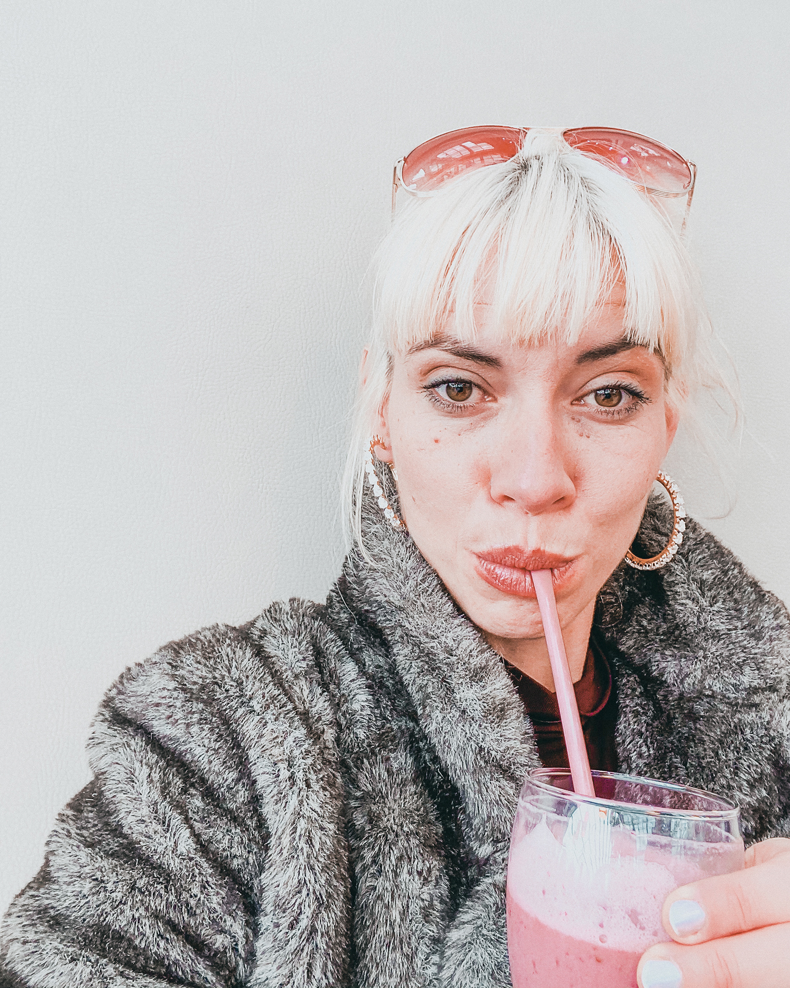 Inflenceuse sirotant un milkshake rose