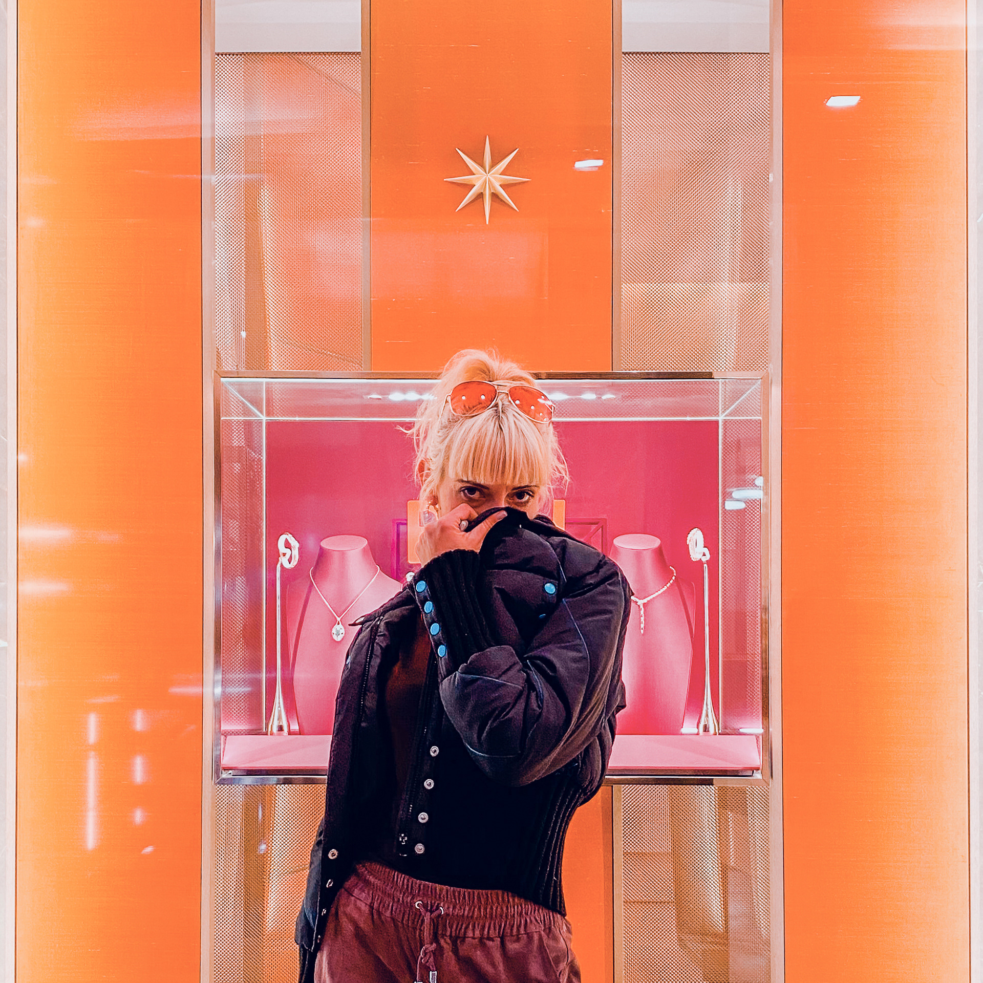 Pose dans un centre commercial haut de gamme