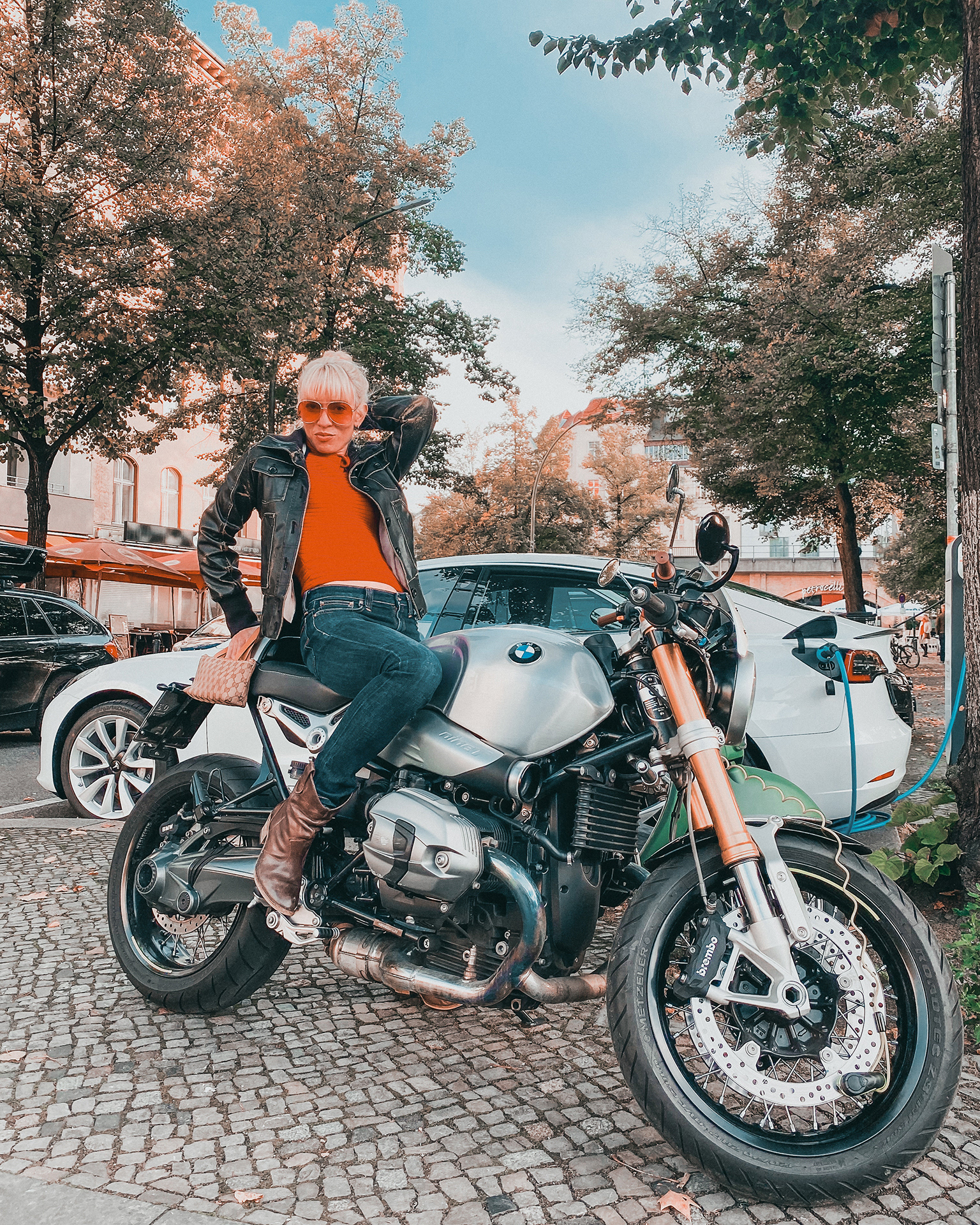 Ninoschka posant sur une moto BMW