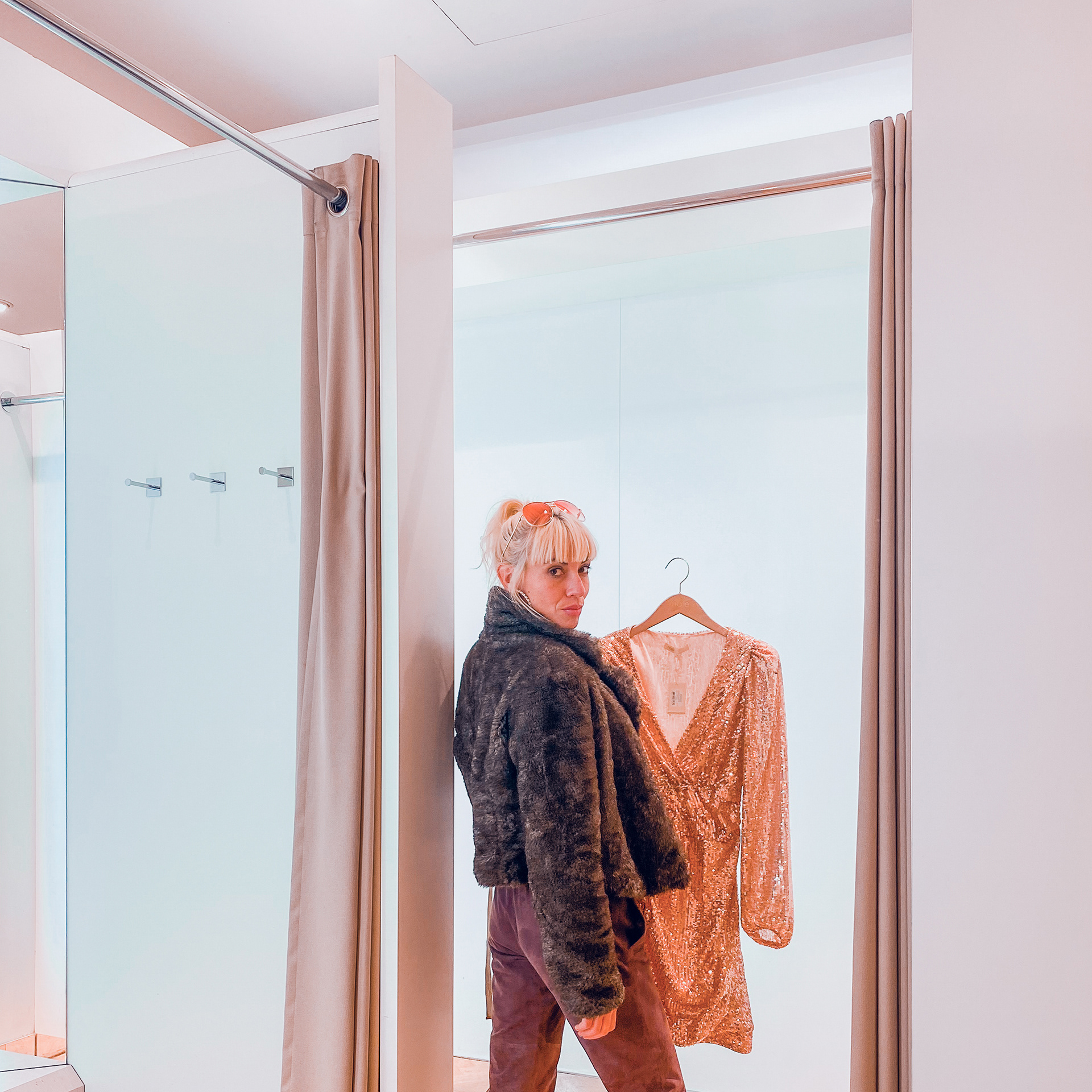 Actrice principale posant avec une robe luxueuse