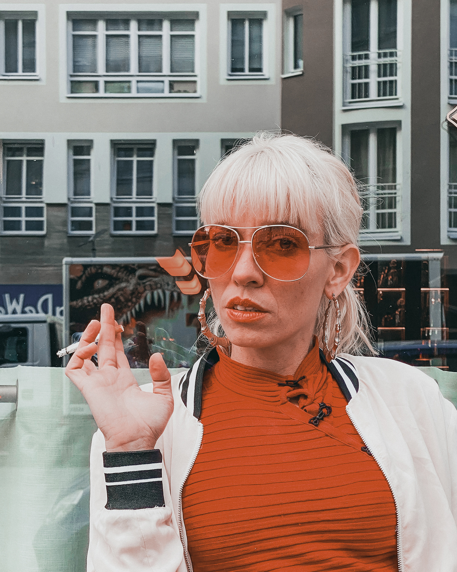 Actrice principale fumant une cigarette dans une rue de Berlin