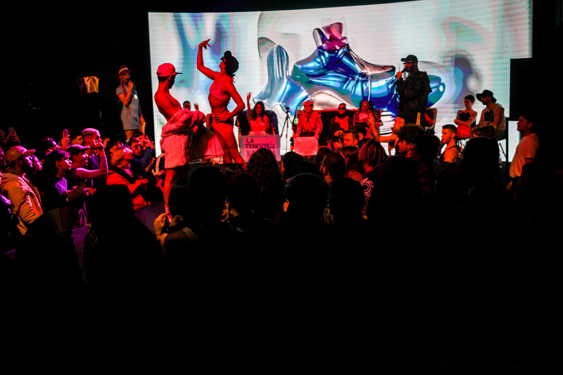 Escenario del Encuentro Federal de Ballroom, espacio creado por la comunidad LGBTIQ+. Evento realizado en ArtLab, Buenos Aires, viernes 1° de julio de 2022. / Foto: Candela Bandoni