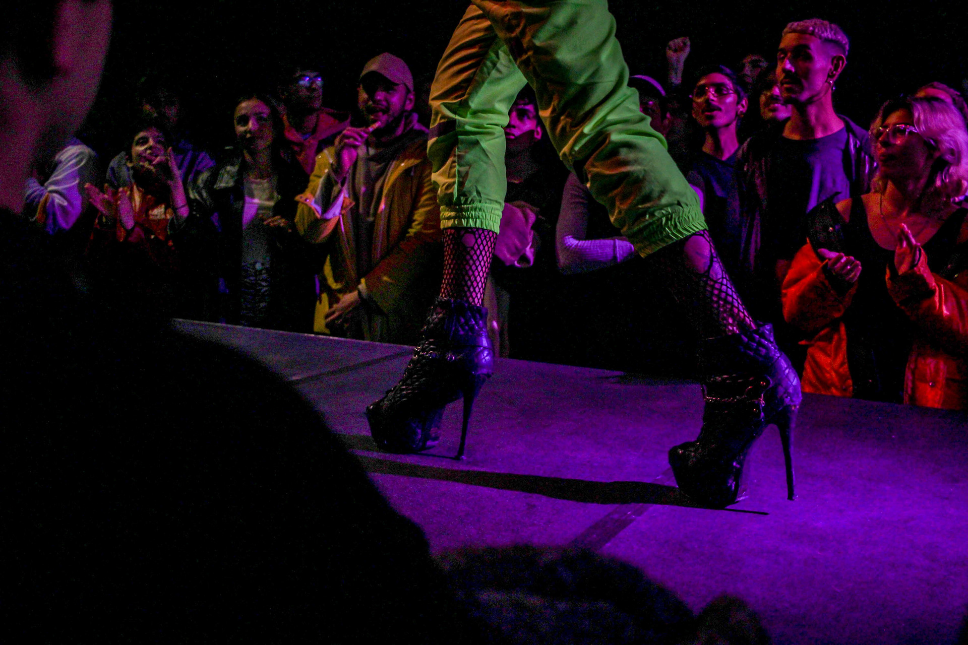Participante desfila en el Encuentro Federal de Ballroom, espacio creado por la comunidad LGBTIQ+. Evento realizado en ArtLab, Buenos Aires, el 1° de julio de 2022. / Foto: Candela Bandoni