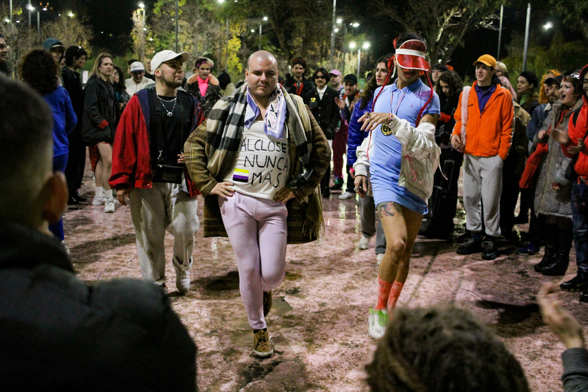 Ante conflictos con el equipo de ArtLat, el Encuentro Federal de Ballroom se trasladó hacia la Plaza Clemente, Buenos Aires el viernes 1° de julio de 2022. / Foto: Candela Bandoni