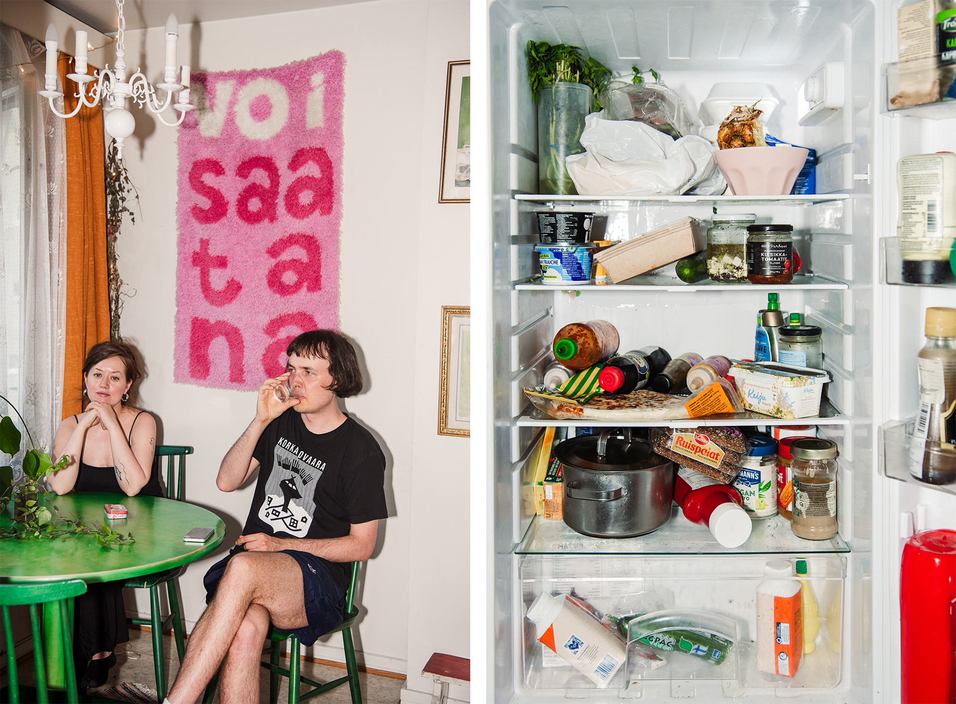 Iida, 34, ja Konsta, 27, ovat asuneet kämpiksinä pian puoli vuotta. Erilaisten päivärytmien ja ruokailutottumusten myötä he päätyvät harvoin keittiöön yhtä aikaa. Jääkaapissa molempien tuotteille on omat paikkansa, minkä lisäksi yksi hyllyistä on yhteiskäytössä. Iidan hyllyllä on usein take awayta, Konsta ostaa jääkaappiin ainekset ateria kerrallaan. Dyykkaamisen jälkeen hyllyllä voi olla “tuhat kolmioleipää tai kokonainen kana.” Tampere, 2025.