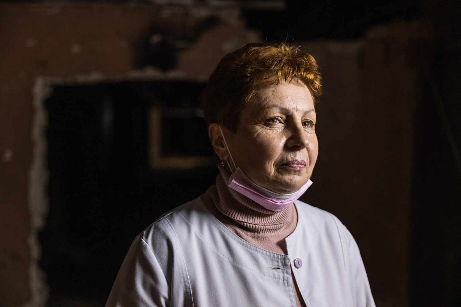 Ylihoitaja Tatjana. Joskus ilmahälytys tulee kesken leikkauksen. Silloin työntekijöiden täytyy valita, riskeeraavatko he oman henkensä potilaan puolesta. Kiova, Ukraina. 2023