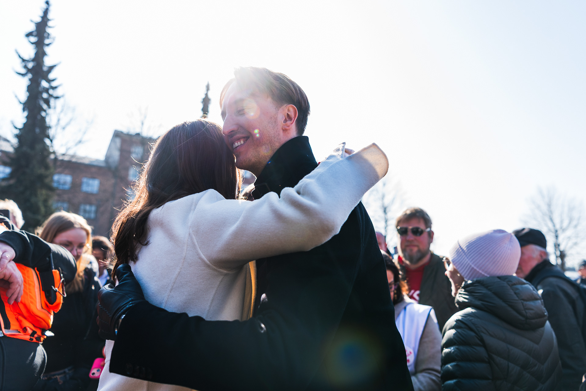 Entinen pääministeri ja Sdp:n puheenjohtaja Sanna Marin toivotti onnea puolueen pormestariehdokkaalle Ilmari Nurmiselle vaalitilaisuudessa Tampereen Sorin aukiolla. Tampere, 2025