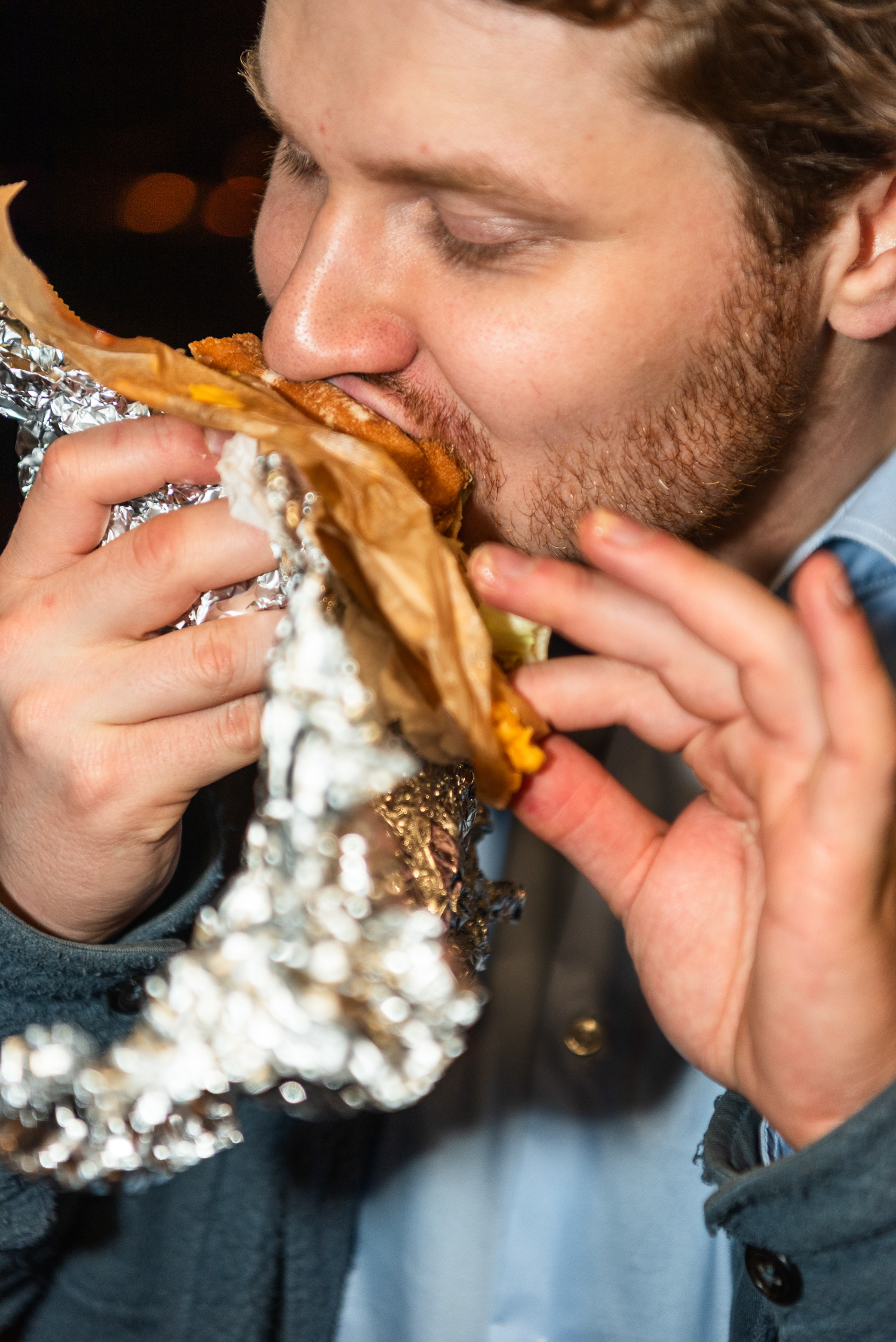 Tammelantorin Burgerissa käy lauantain vastaisena yönä kuhina, kun asiakkaat saapuvat viimeiselle etapilleen. Tampere, 2025.