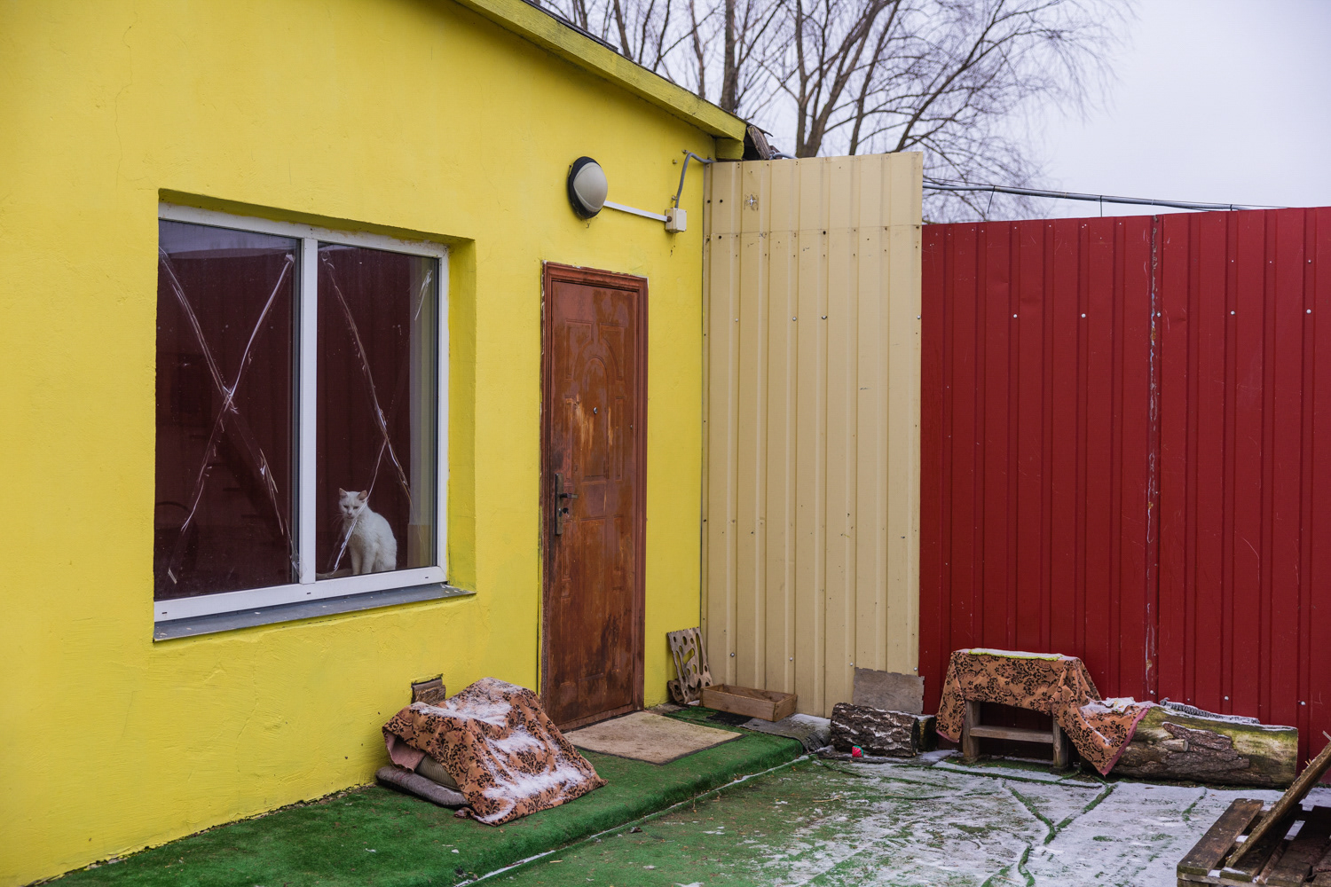 Kissatalon ikkunat on teipattu, jotta räjähdyksen sattuessa lasinsirpaleet eivät lentäisi sisään. Fedorivka, Ukraina. 2023