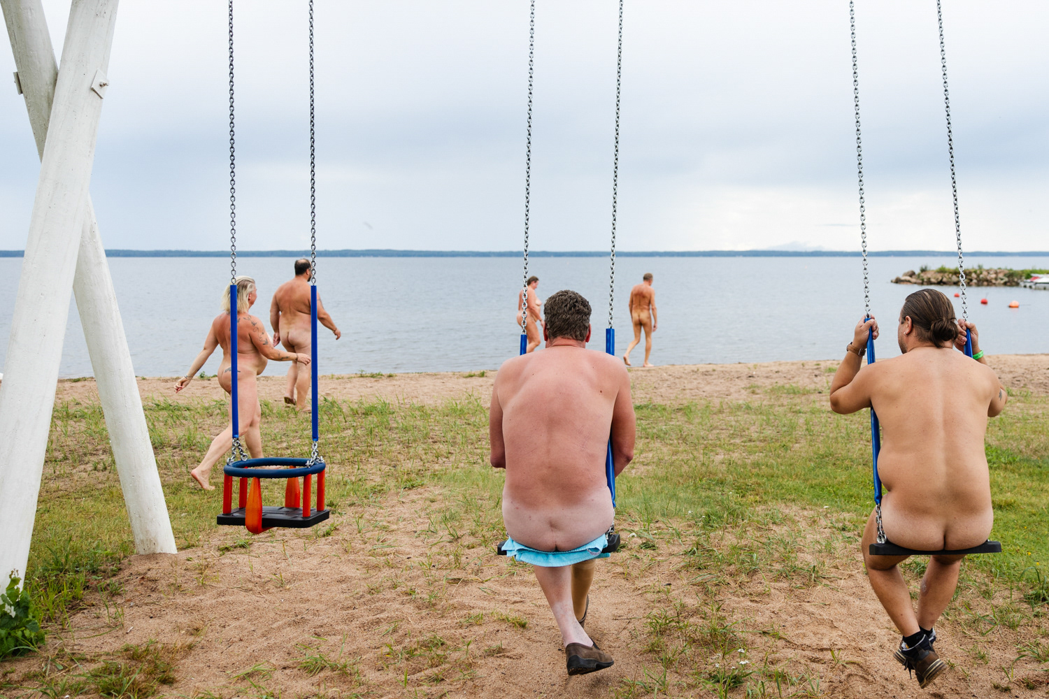 Suomen Naturistipäivät järjestettiin Säkylän Kristallirannassa. Monelle osallistujalle naturismissa on kyse yhteydestä luontoon, yhteisöön ja omaan sisäiseen lapseensa. Säkylä, 2024
