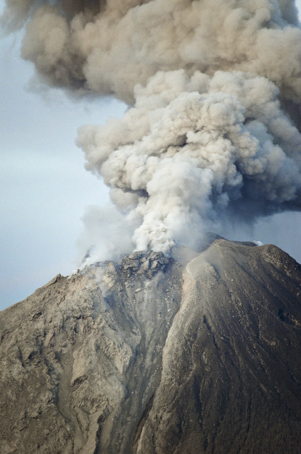 Sumatran saarella on kuusi aktiivista tulivuorta. Sinabung on yksi niistä. Karo, Indonesia. 2017