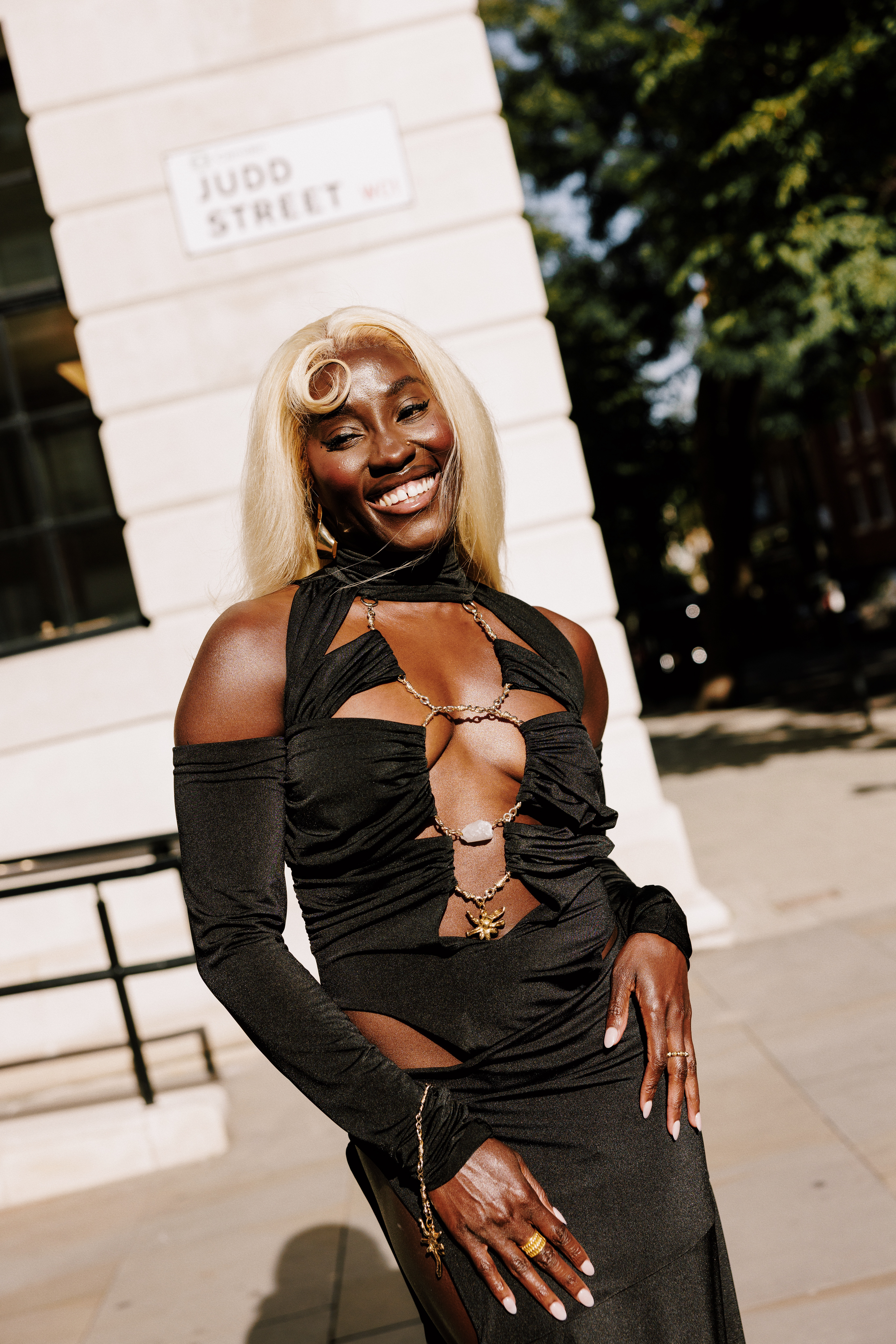 Annie wears Di Petsa