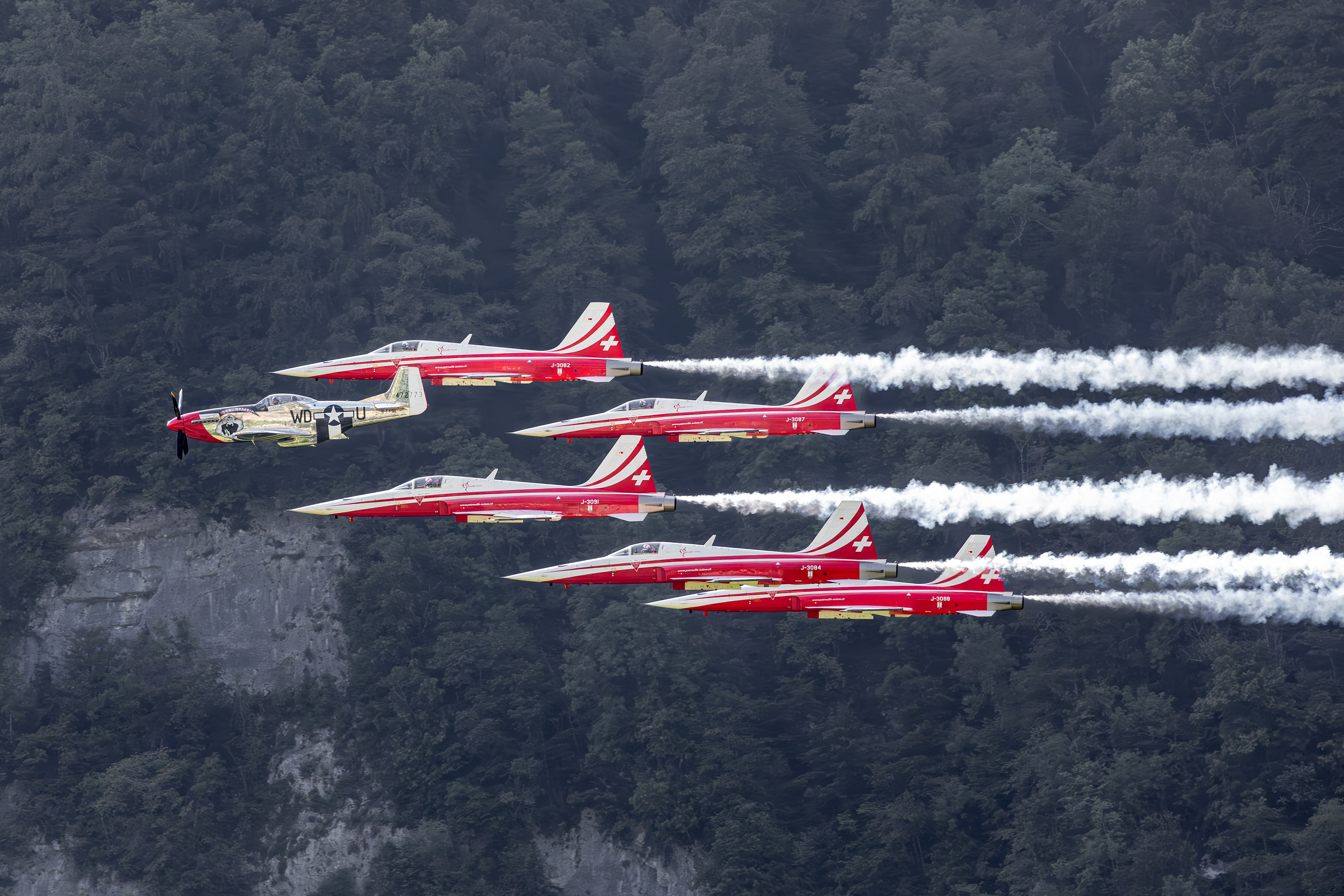 P-51 Mustang + Patrouille Suisse