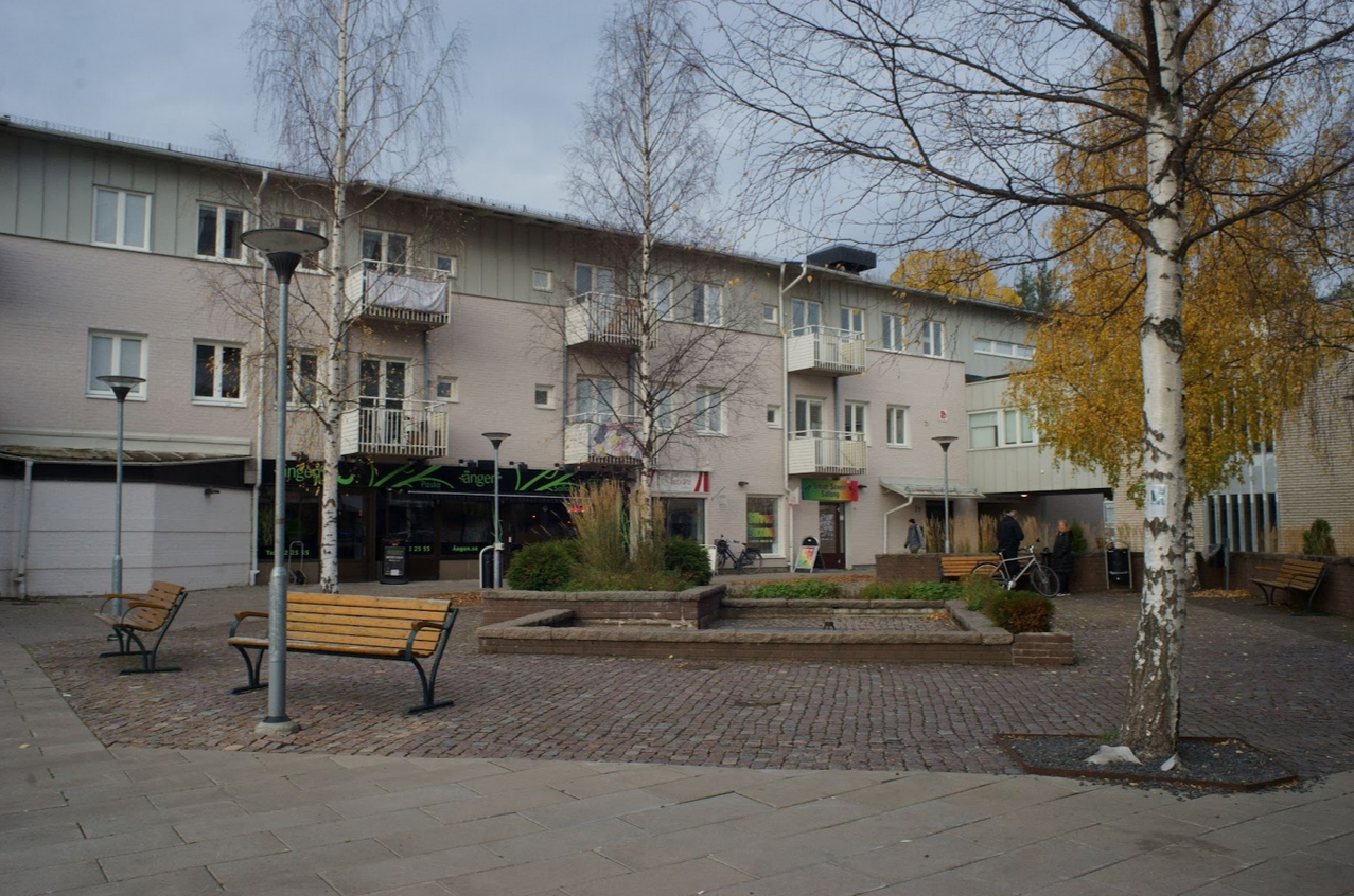 The central fountain, where all seating is concentrated.