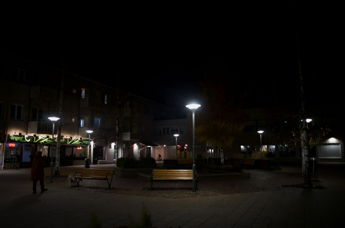 Lighting at night is inadequate, and all businesss are closed by 21:00. This leaves little reason for people to linger in the square at night.