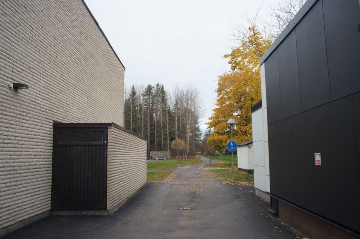 The north eastern entrance to Mariehem Centrum. Note the seperation from the residential area.