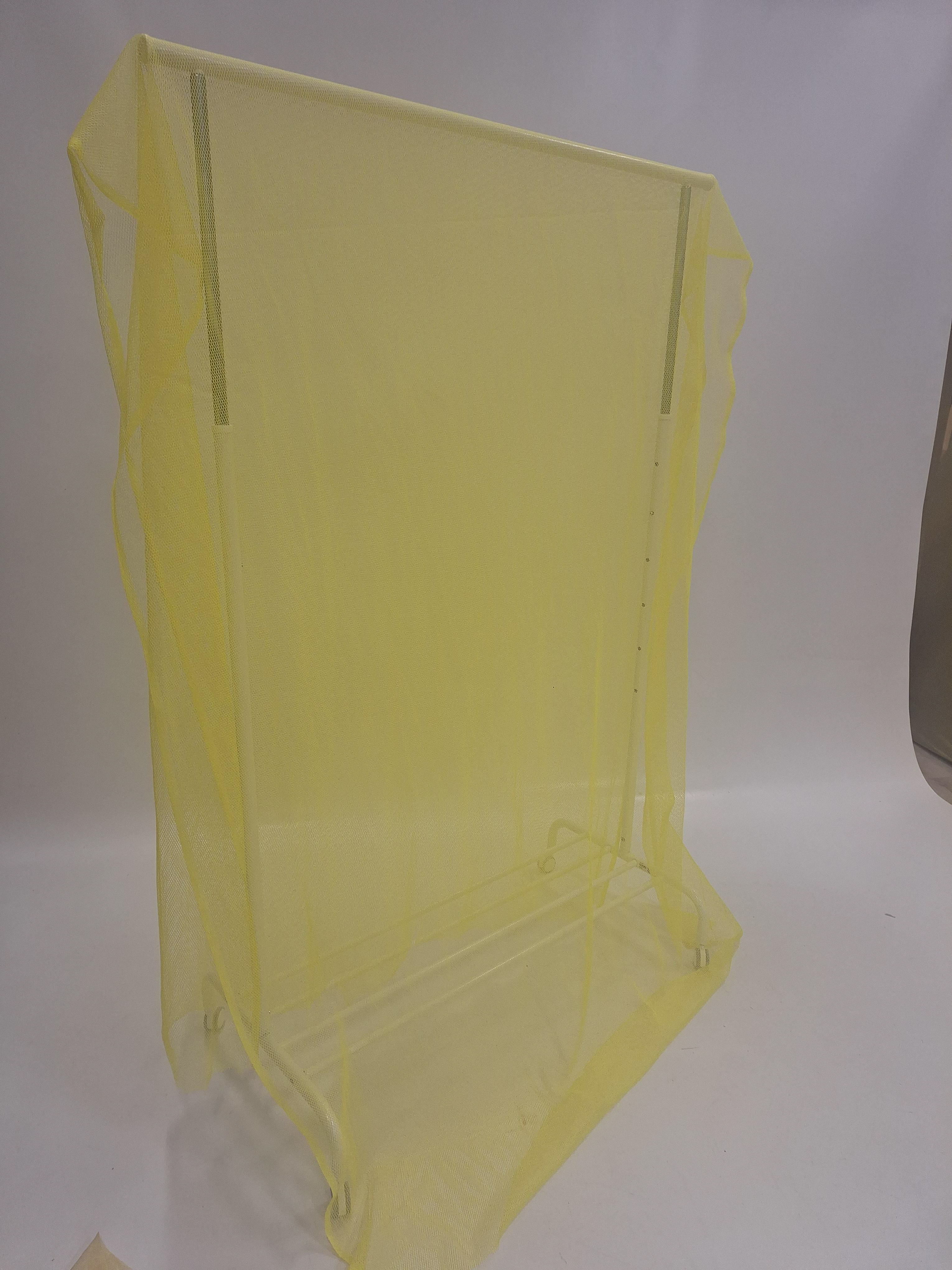 Gult grovmaskigt tyg